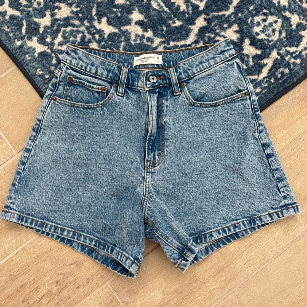 Brand new! Abercrombie & Fitch the Dad Short High-Waist Curve Love size 28/6